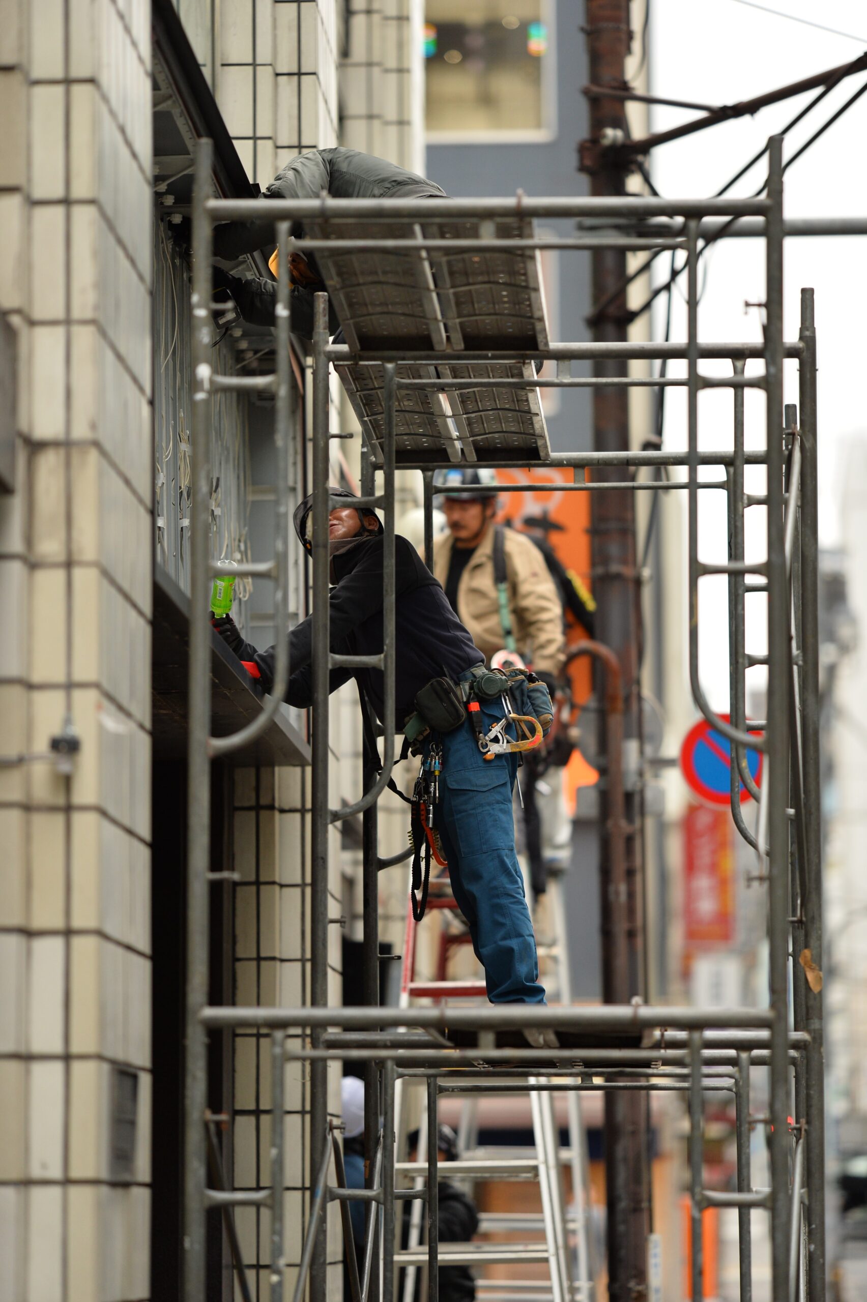 Hyr byggnadsställning och väderskydd