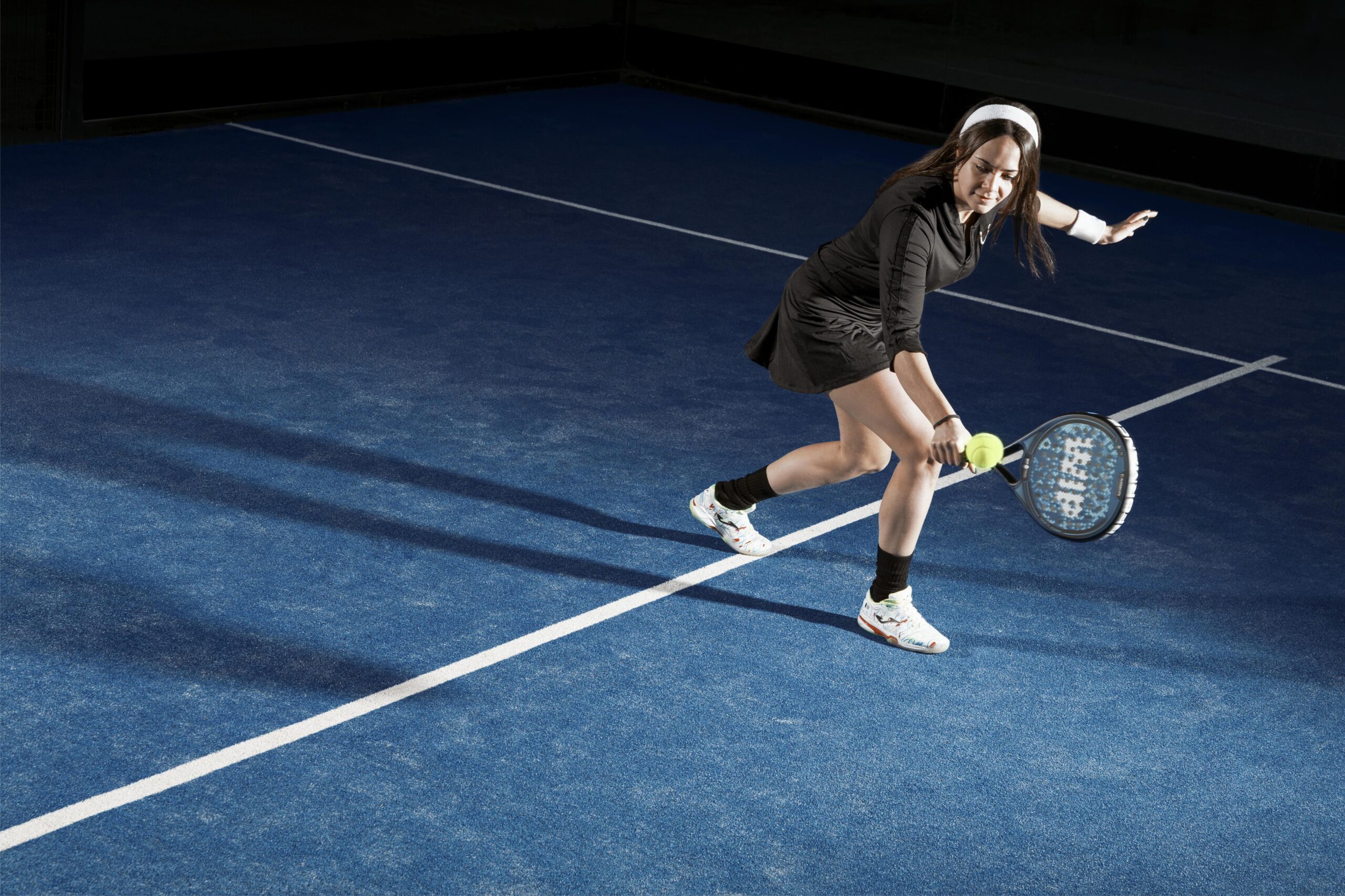 Bilden visar en person som spelar på en padelbana. Nu går det att bygga padelbana enkelt online.